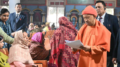 CM Yogi did cow service in Gorakhnath temple, listened to the problems of 200 people.