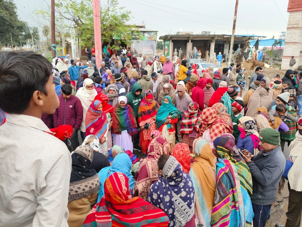 Road Blocked in Hapur After Youth Dies in Loader Accident, Family Demands Compensation
