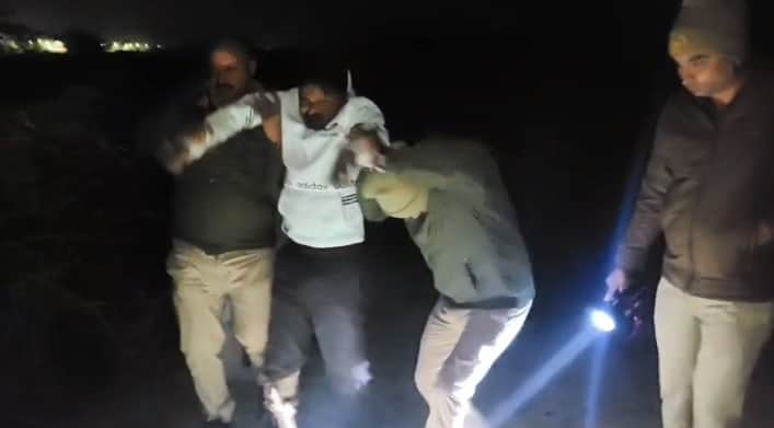 पुलिस की गिरफ्त में आरोपी