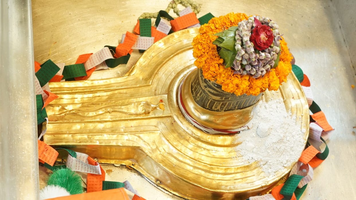 Republic Day 2026 Baba Kashi Vishwanath adorned with tricolor in varanasi