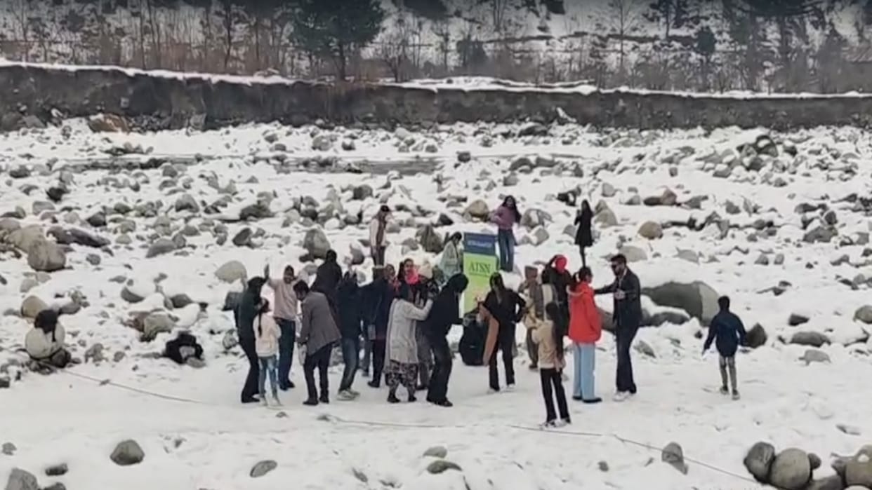 Rain and snowfall alert: All schools in Manali and Banjar closed, 13 schools in Kullu to remain shut.