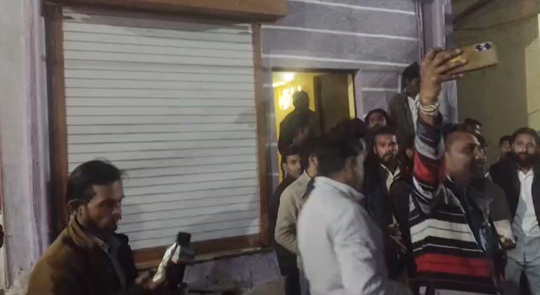 लोगों ने किया विरोध प्रदर्शन