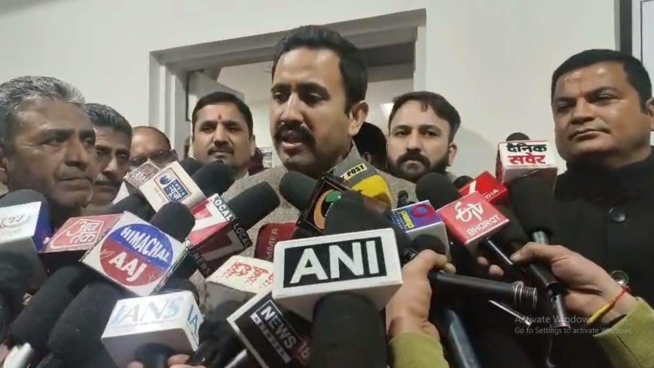 लोक निर्माण विभाग के मंत्री विक्रमादित्य सिंह