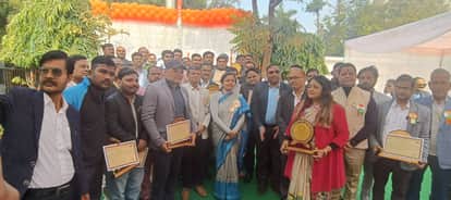 UP: MD of Madhyanchal Corporation gave commendation certificates on Republic Day