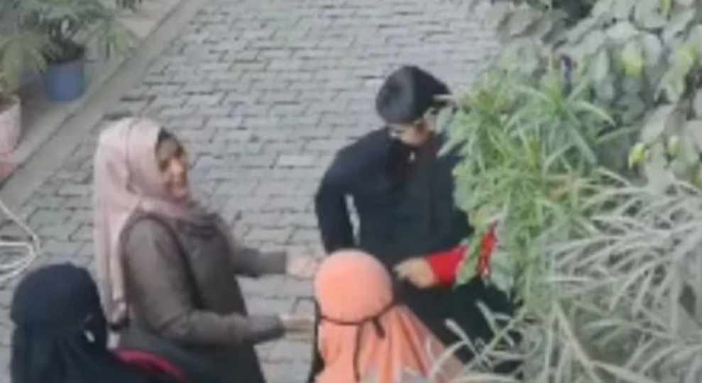 मुरादाबाद में छात्रा को बुर्का पहनाती अन्य