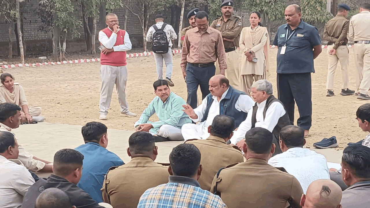 नगर सेना के जवान धरने पर बैठे हुए