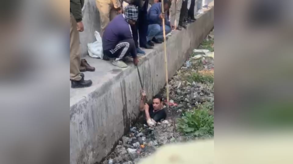 UP: Another youth fell into a deep drain in Meerut, search operation started..., Sunny had died three days ago