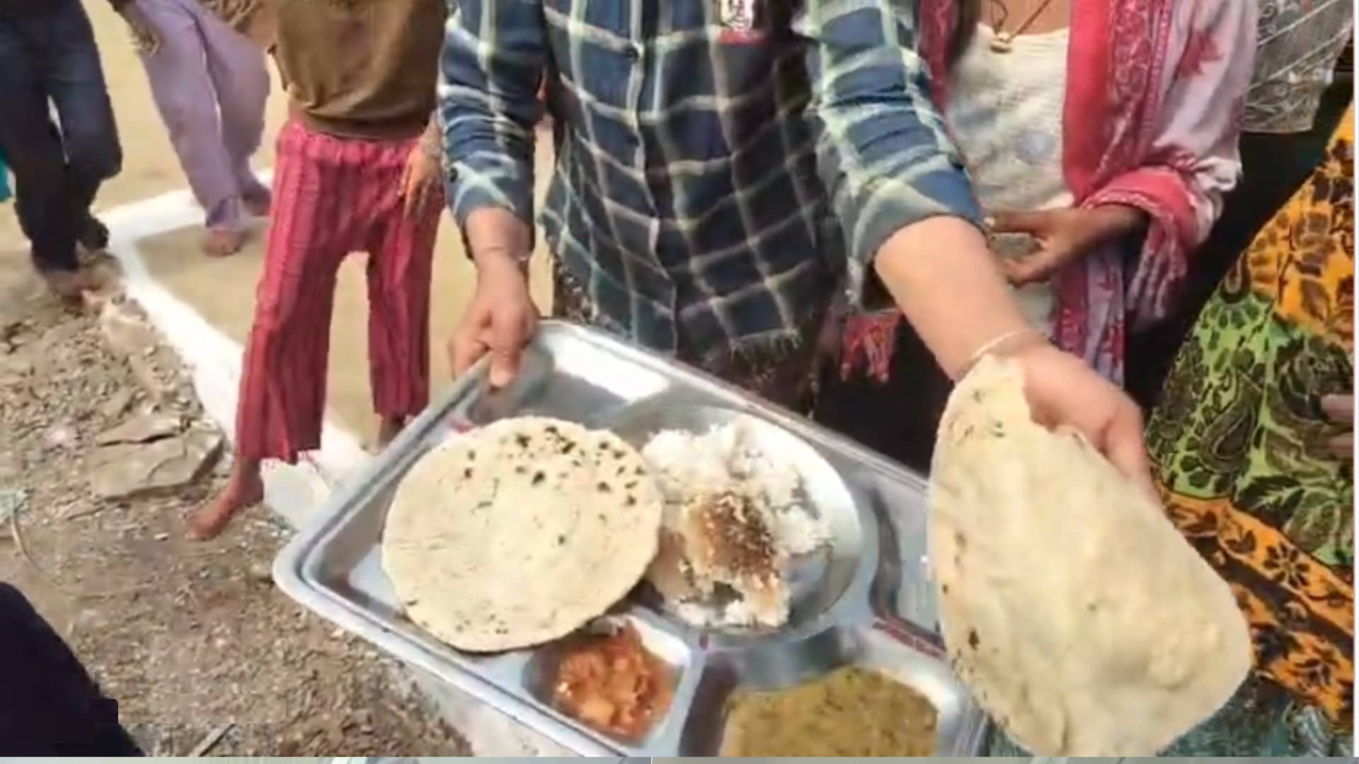 पन्ना में बच्चों ने की जले चावल और कच्ची रोटी की शिकायत