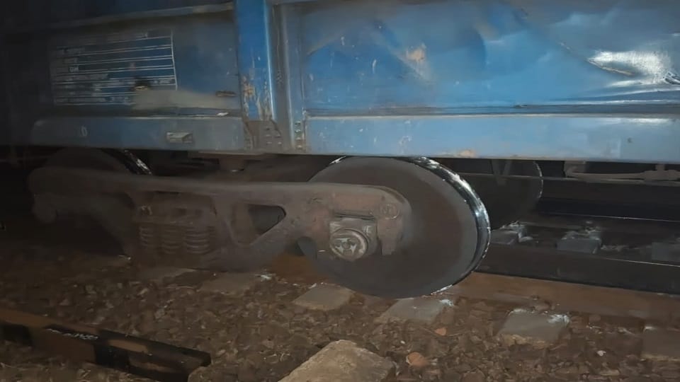 पटरी से उतरी मालगाड़ी