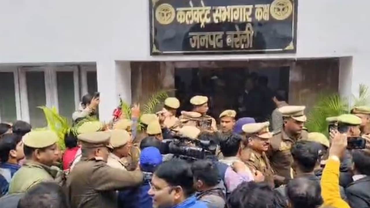 Alankar Agnihotri protest against the government and administration in Bareilly