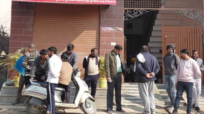 Meerut: A woman crossing a closed gate was hit by a train, the husband present in the crowd said this