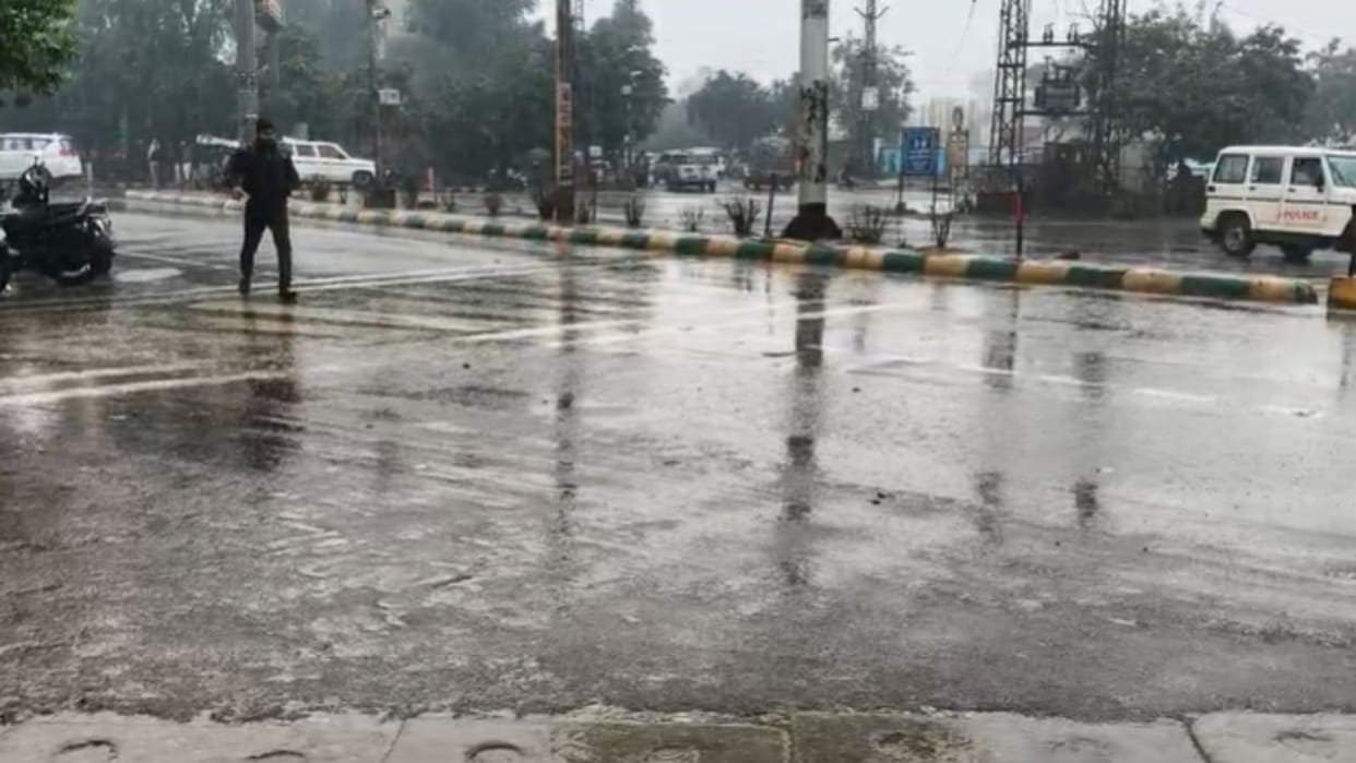 Weather suddenly changed in Bharatpur darkness prevailed during day people suffering due to rain and cold