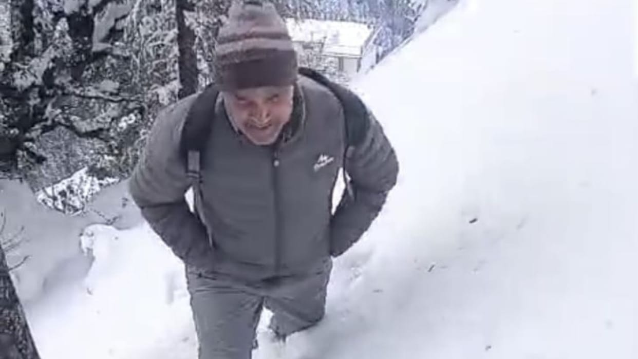 Mandi 30 tourists rescued after walking 10 km through three feet of snow