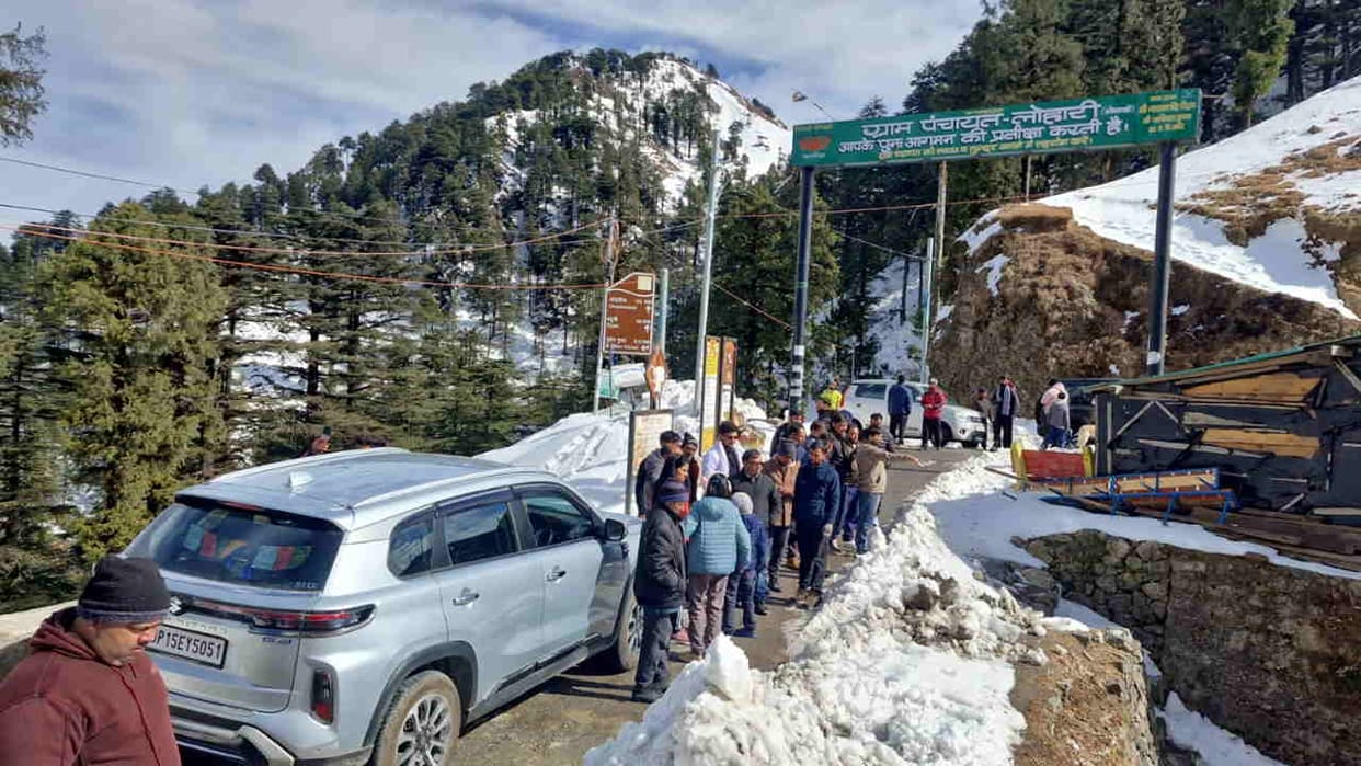 Heavy snowfall 80 tourists stranded in Lokhandi rescued safely Chakrata Vikasnagar Dehradun Uttarakhand news