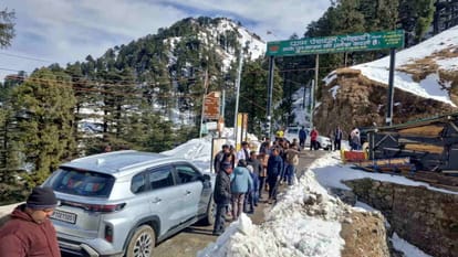 चकराता: लोखंडी में फंसे 80 पर्यटक सकुशल निकले बाहर, राष्ट्रीय राजमार्ग पर लगभग तीन फीट बर्फ थी जमी Heavy snowfall 80 tourists stranded in Lokhandi rescued safely Chakrata Vikasnagar Dehradun Uttarakhand news