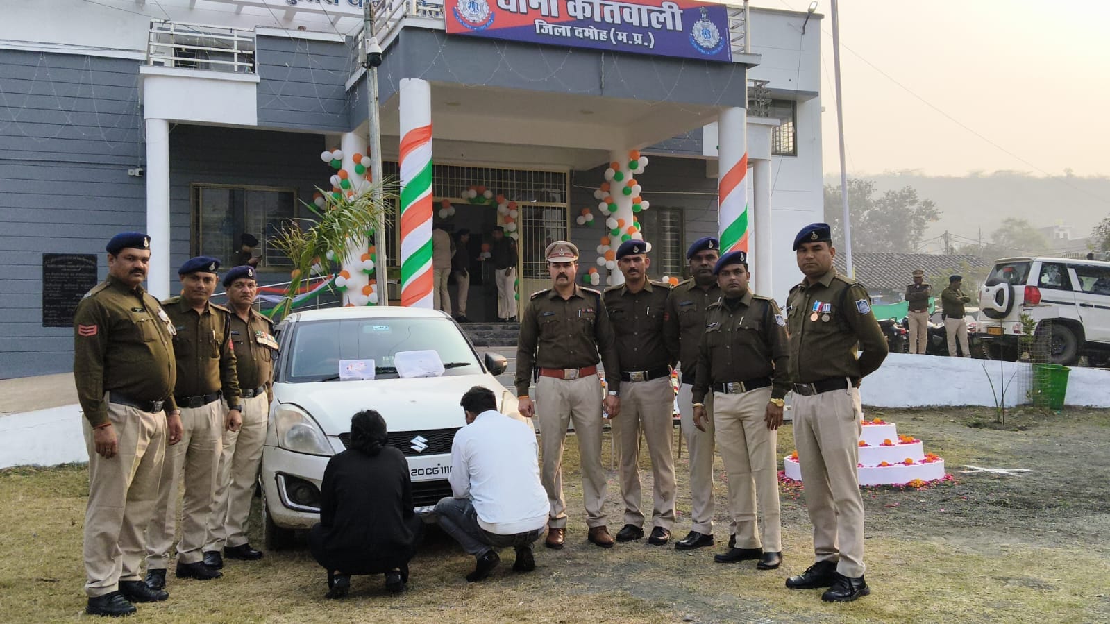 दमोह पुलिस ने हथियारों के साथ दो लोगों को गिरफ्तार किया है।