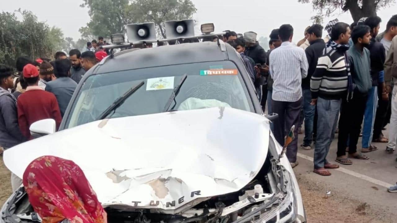 दुर्घटना के बाद क्षतिग्रस्त कार