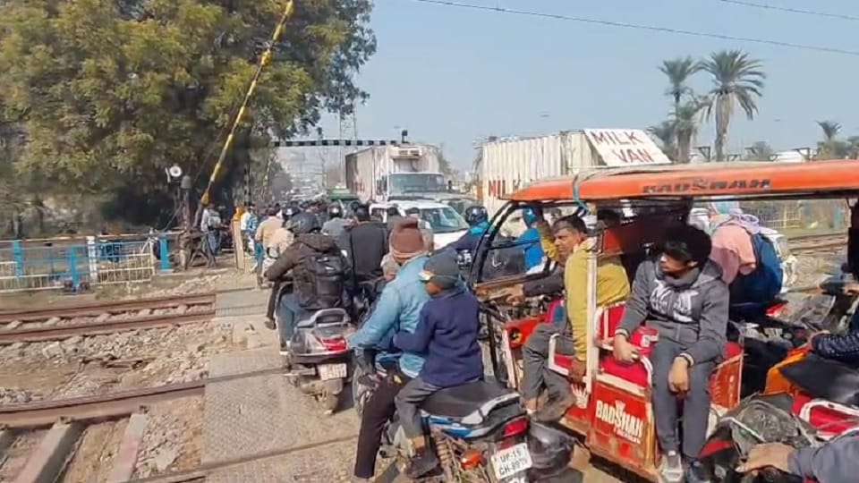 Meerut: A woman crossing a closed gate was hit by a train, the husband present in the crowd said this