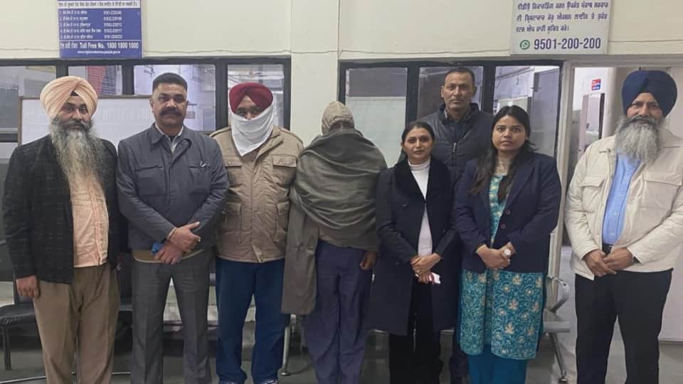 विजिलेंस टीम की हिरासत में दोनों आरोपी।