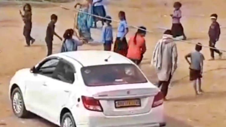 जलेबी को लेकर चले लाठी-डंडे: गणतंत्र दिवस के बाद उग्र भीड़ ने तोड़ीं गाड़ियां, मुखिया को जान बचाकर भागना पड़ा