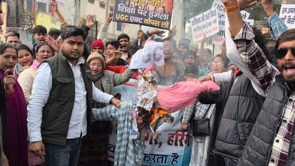 Ugc:अलीगढ़ में राष्ट्रवादी छात्र संगठन का प्रदर्शन, यूजीसी का फूंका पुतला, क्षत्रिय  महासभा ने भी किया विरोध - Protest Against Ugc Act In Aligarh - Amar Ujala  Hindi ...