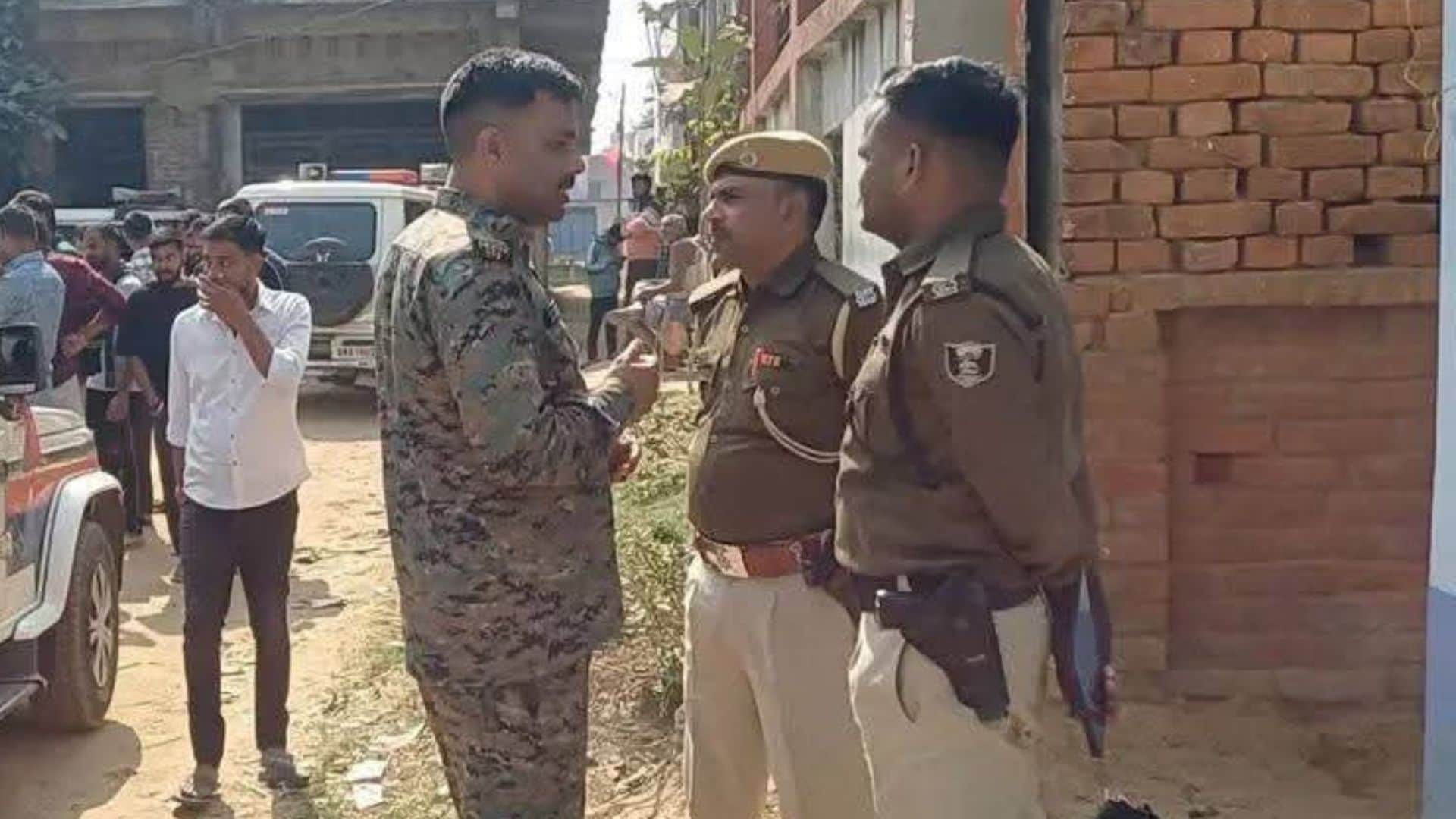 युवक और युवतियों को गिरफ्तार करने पहुंची टीम