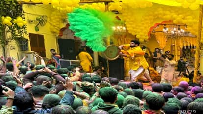 Like Mathura, Holi started 45 days earlier at the Ladli Ji temple in Chandni Chowk.