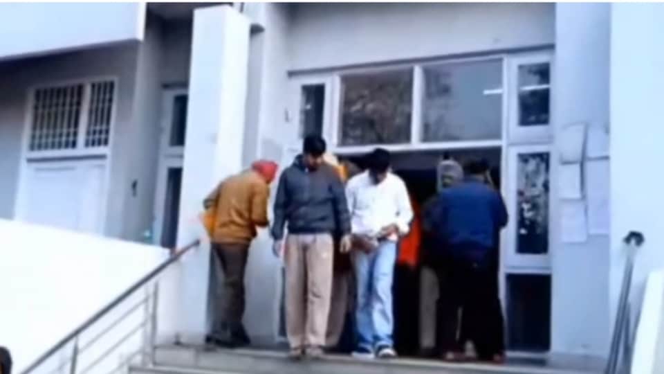 आरोपी युवक को कोर्ट में पेश करने ले जाती पुलिस।