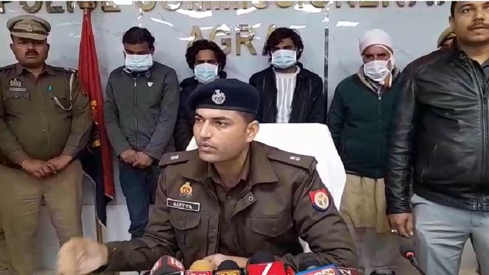 आरोपियों के बारे में जानकारी देते पुलिस अधिकारी।