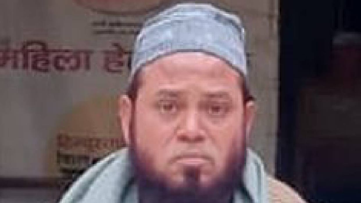 Sultanpur: A teacher forcibly put a class three student into his car...threatened her with a knife; massive up