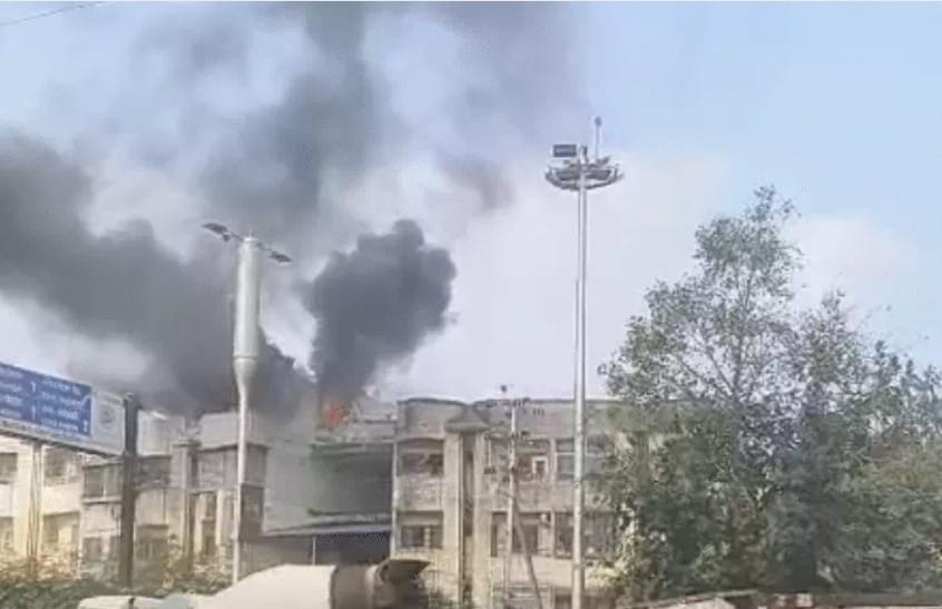 Bhopal News: Fire breaks out on the upper floor of a residential building in Bhopal; plume of smoke visible fr