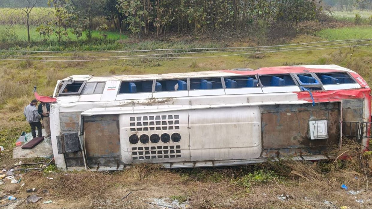 Balrampur: Bus overturns while trying to save a wild boar; 18 passengers injured... The bus was traveling from