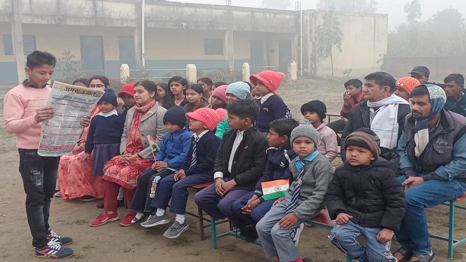 बुधवार को सर्दी बढ़ गई। धामपुर के एक विद्यालय में गर्म कपड़े पहने बैठे बच्चे।