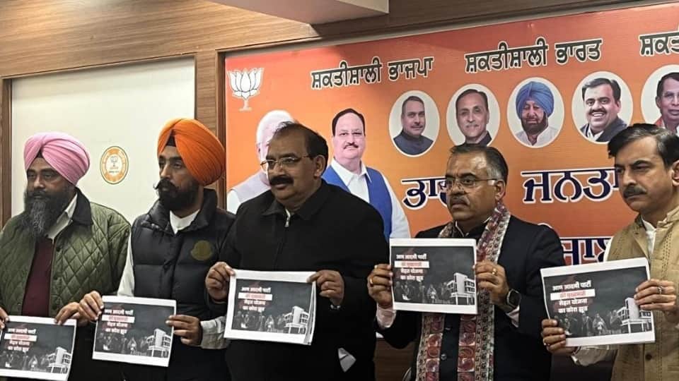 चंडीगढ़ में भाजपा नेताओं की प्रेसवार्ता।