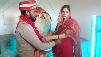 Anjum B became Monu Verma bride and they got married in a temple in Bareilly
