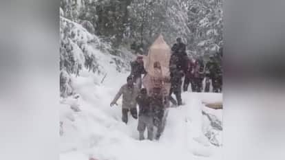 himachal dev astha: Amidst snowfall, devotees walked 12 kilometers with the deity's palanquin, video