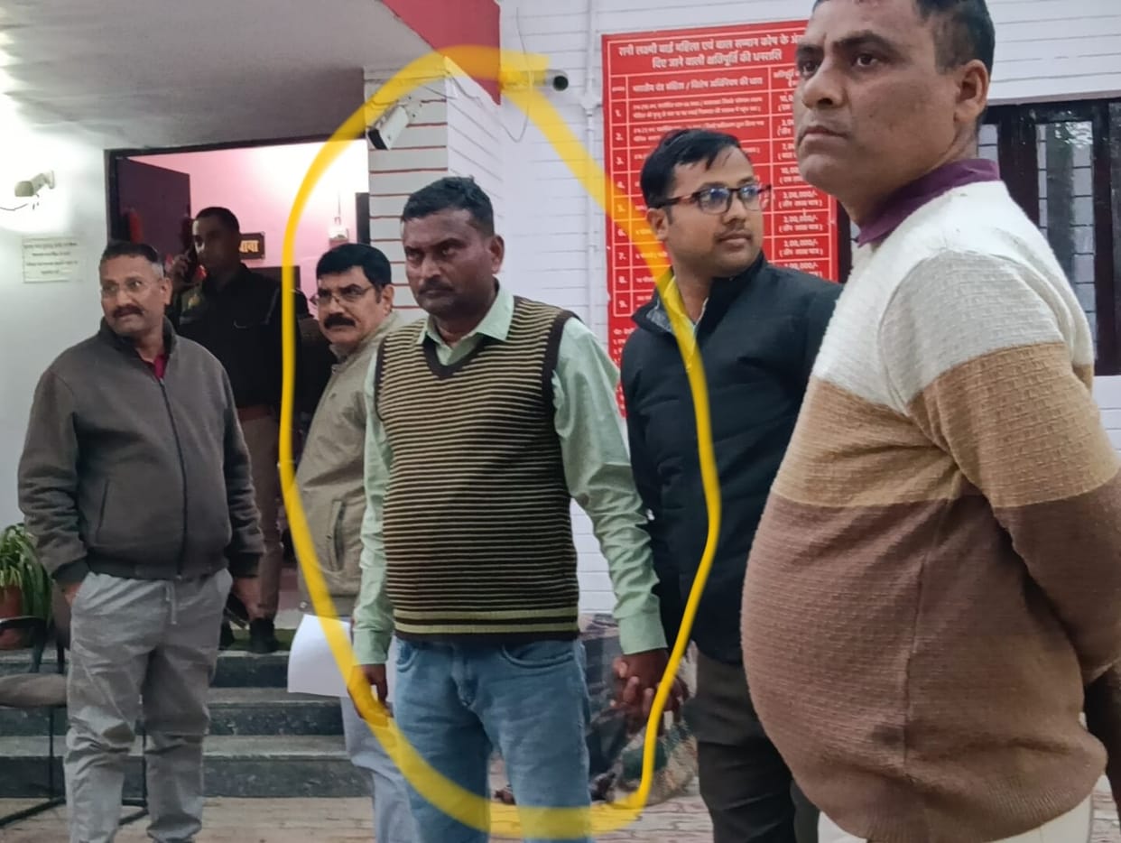 Lucknow: CO Consolidation's peon arrested while accepting a bribe of Rs 5,000, arrested by anti-corruption tea
