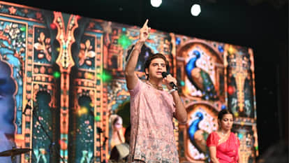 For the first time in Gorakhpur, a bhajan evening was organised in the club and Barsana Holi was played.