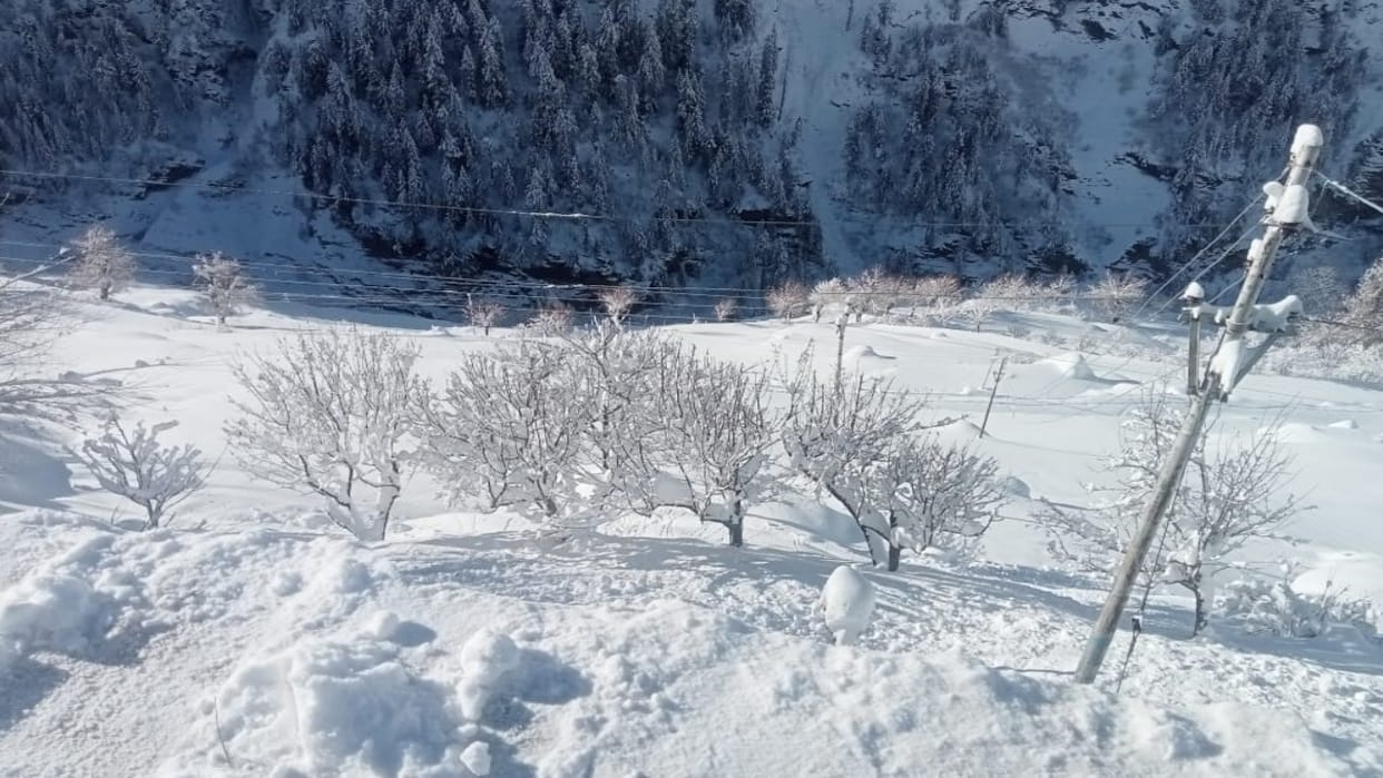 Jammu Kashmir Weather: Temperature reaches 21 degrees, snowfall may occur in the mountains tonight