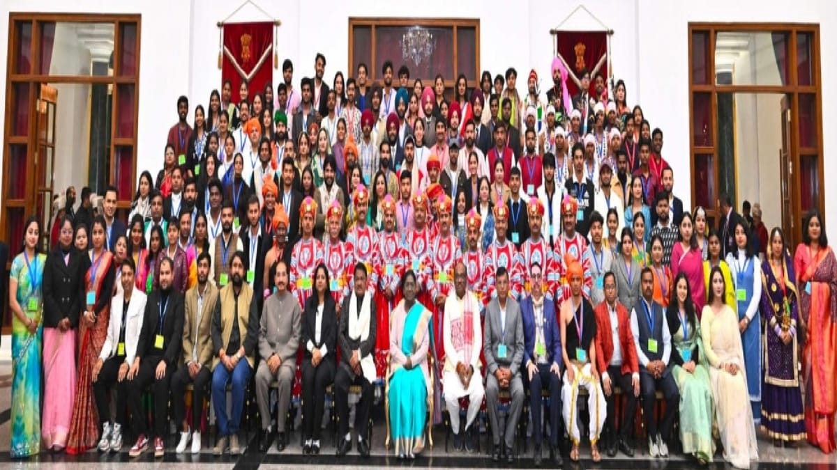 Cg News:राष्ट्रपति भवन में छत्तीसगढ़ की झांकी के कलाकारों का सम्मान, जनजातीय  कला की हुई सराहना - Artists Of Chhattisgarh Tableau Honored At Rashtrapati  Bhavan, Tribal Art ...