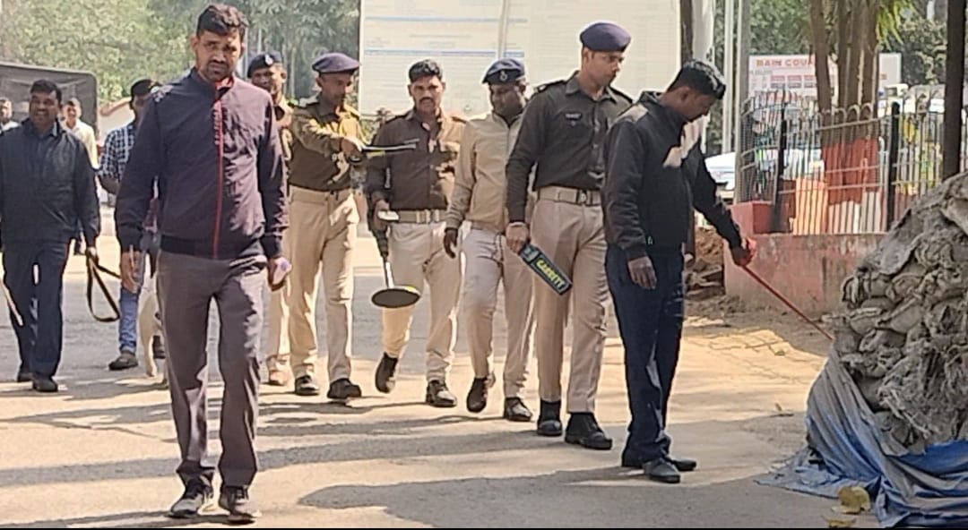 जांच करती टीम