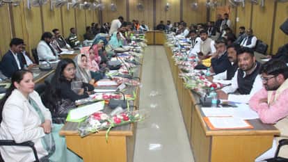 Jhansi: Members opened a front in the board meeting of the District Panchayat