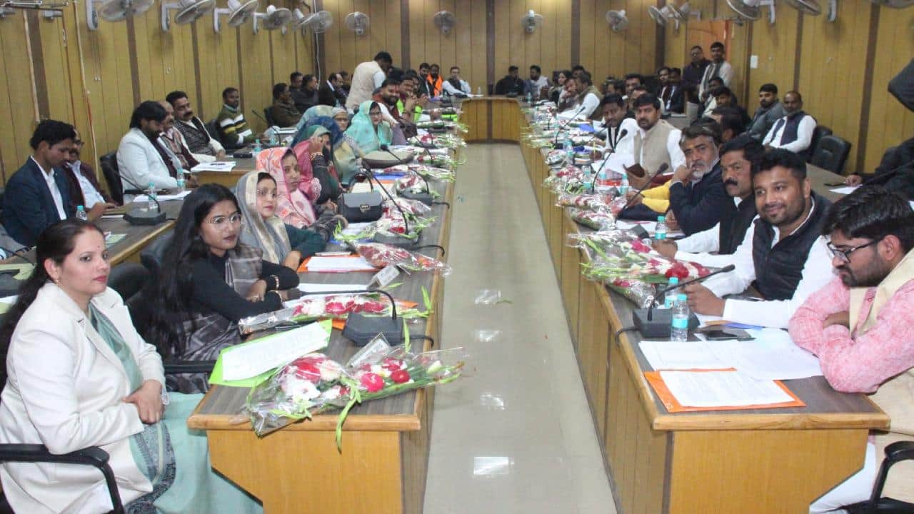 जिला पंचायत की बैठक में माैजूद सदस्य