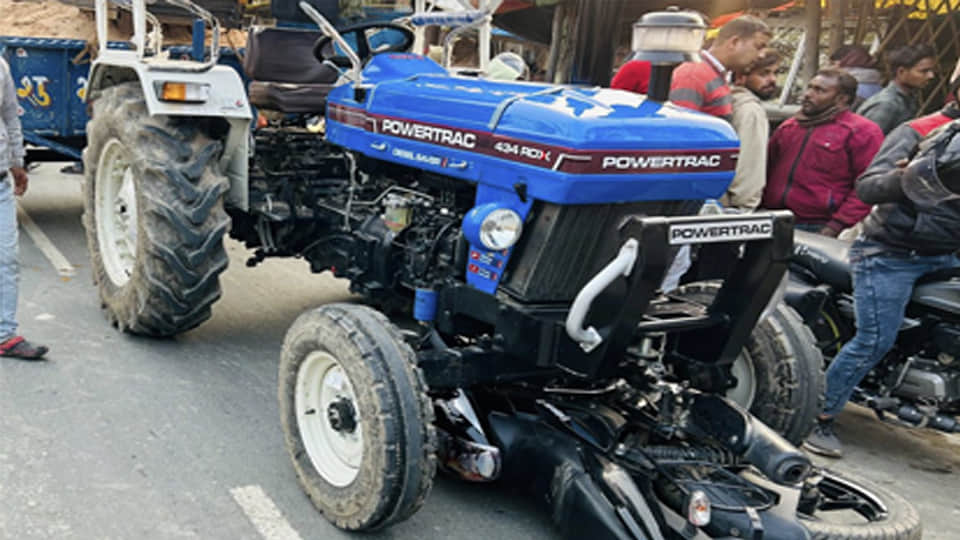 खड़े ट्रैक्टर में फंसी चचेरे भाइयों की बाइक