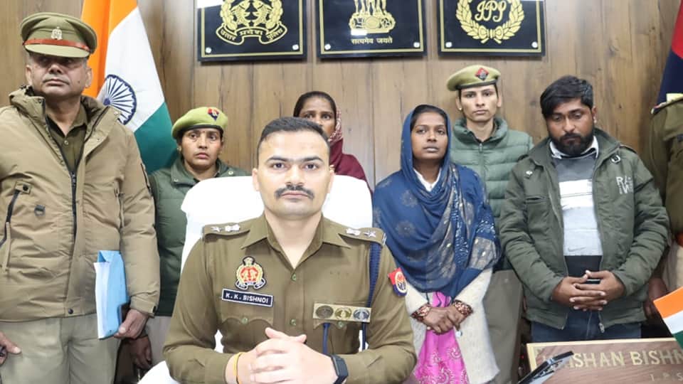 संभल पुलिस की हिरासत में आरोपी महिला और अन्य