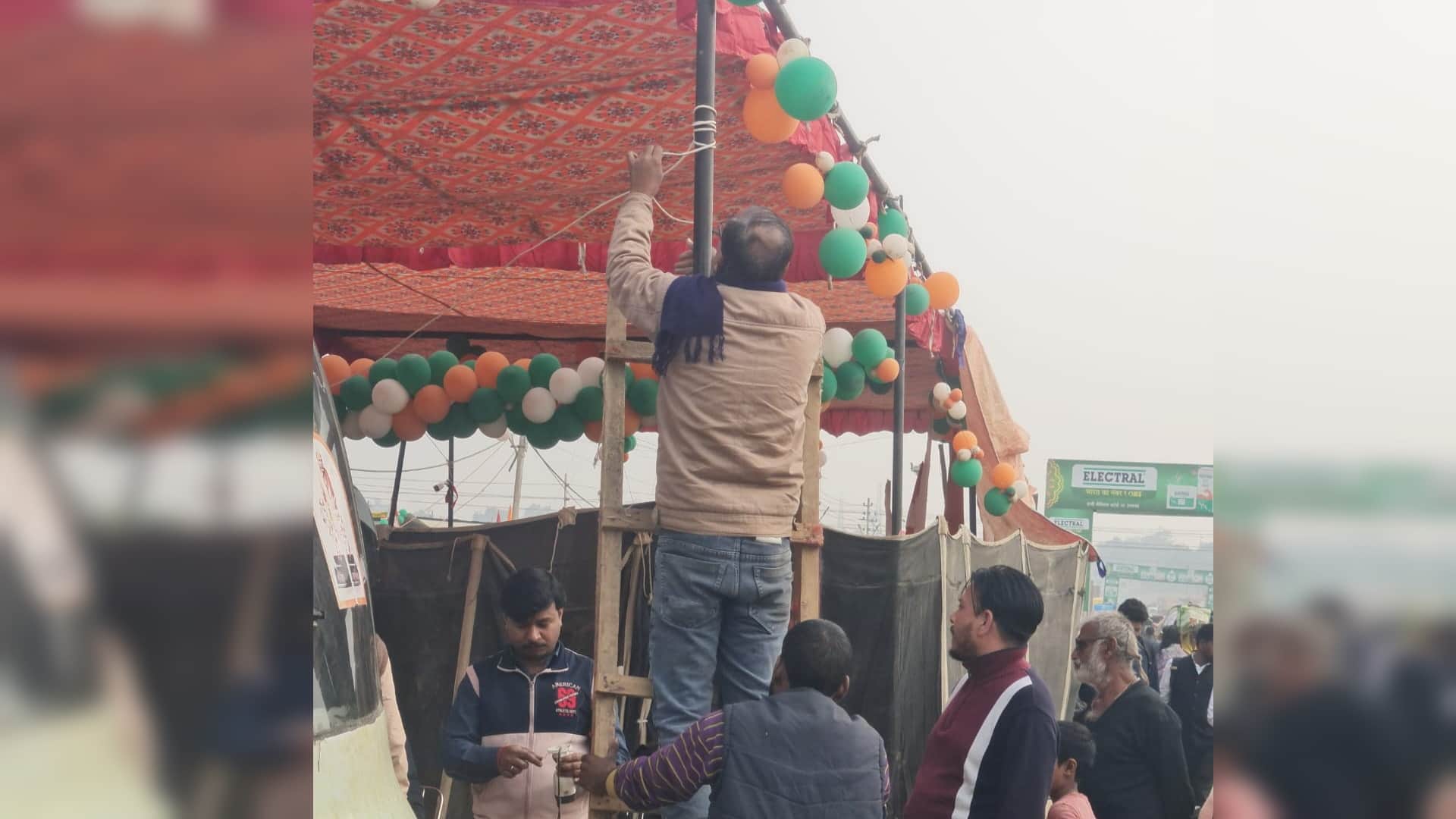 माघ मेले में शंकराचार्य स्वामी अविमुक्तेश्वरानंद के शिविर में लगे सीसीटीवी को उतारते भक्त।