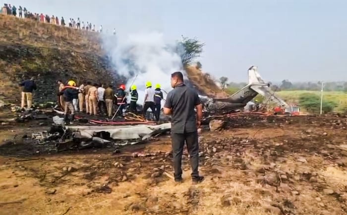 Baramati Plane Crash Photos: विचलित कर रहा विमान हादसे के बाद का मंजर, बारामती में दुर्घटना की भयावह तस्वीरें The scene after the plane crash is disturbing, horrific pictures of the accident in Baramati