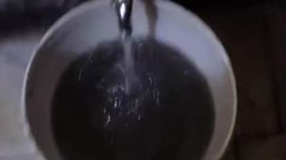 Jhansi: Dirty water is reaching many areas, distressed residents are forced to go to distant hand pumps.