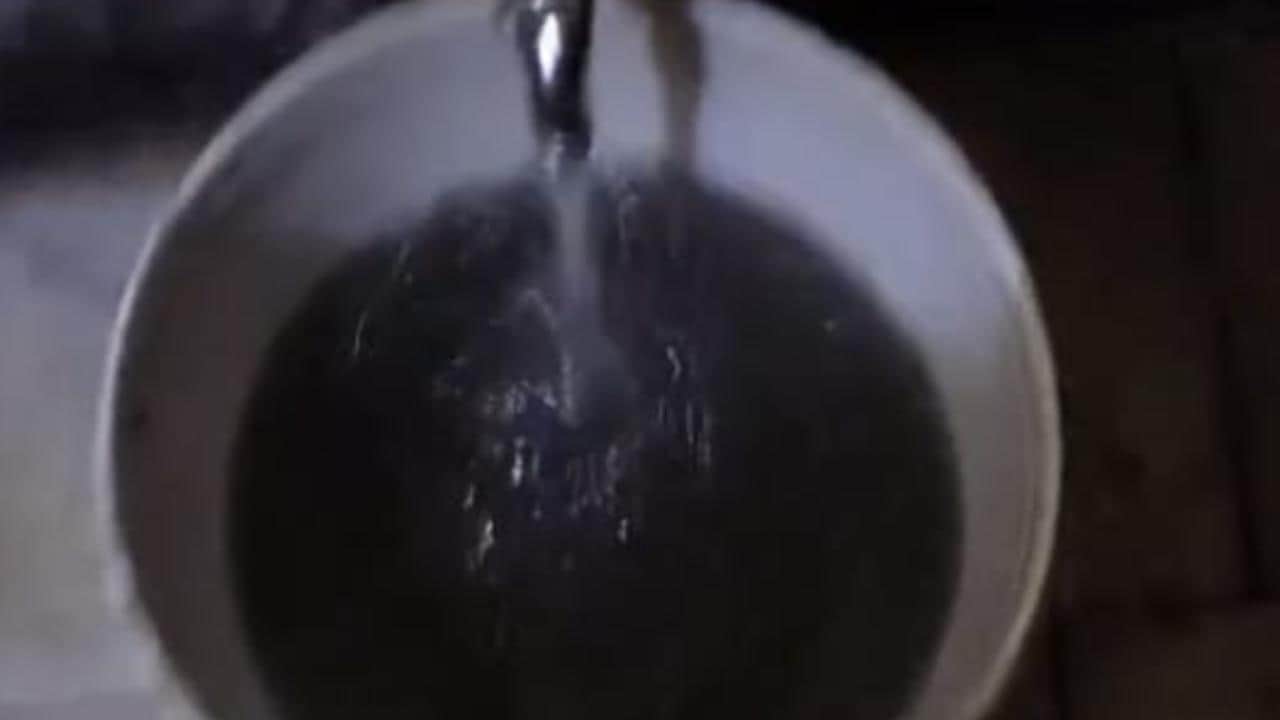 नल से निकलता गंदा पानी