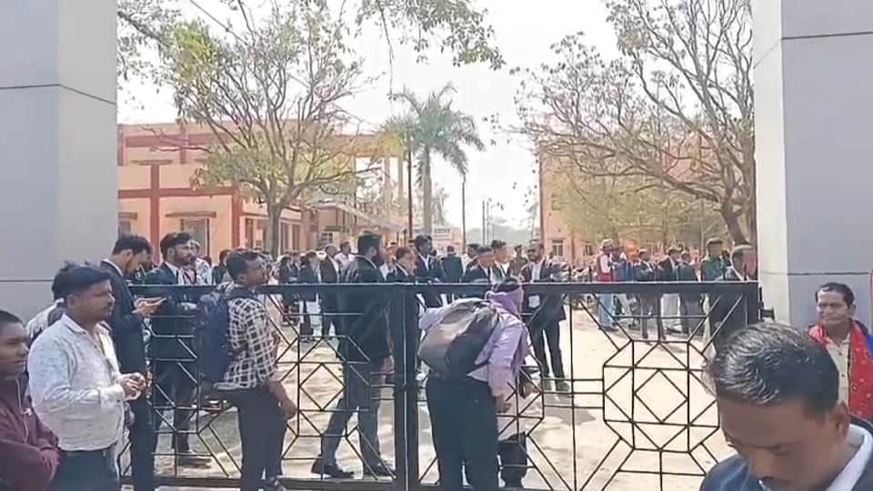 न्यायालय परिसर कराया गया खाली